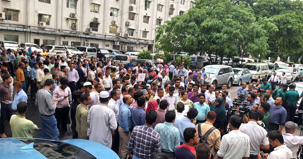 প্রধান উপদেষ্টা ফিরেছেন, আজই ইতিবাচক ঘোষণা চান সচিবালয়ে বিক্ষোভকারীরা