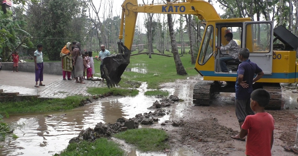 পৌরসভার জলাবদ্ধতা নিরসনে অভিযান