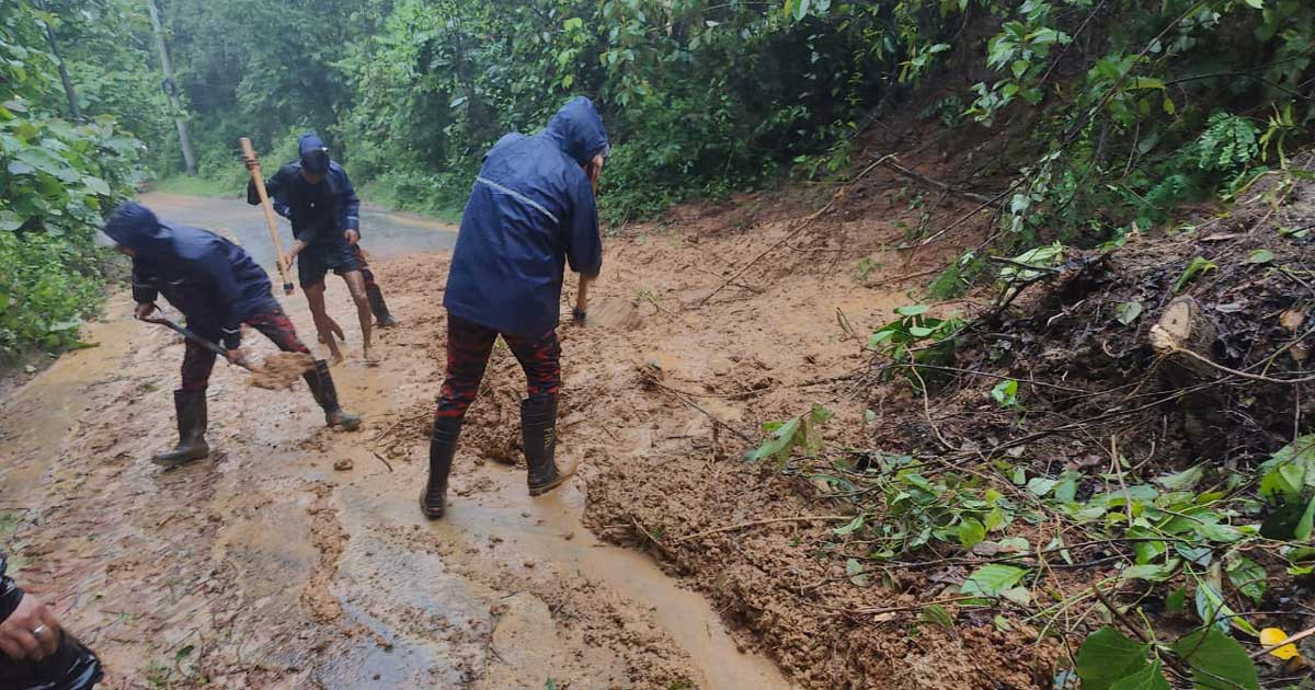 মাটি ধসে ছিন্নভিন্ন পাহাড়, নিম্নাঞ্চল প্লাবিত