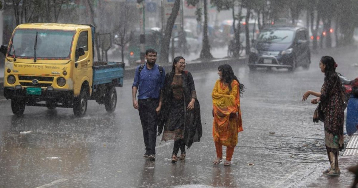 আজ সন্ধ্যার মধ্যে ঢাকাসহ ৪ বিভাগে ভারী বর্ষণ হতে পারে