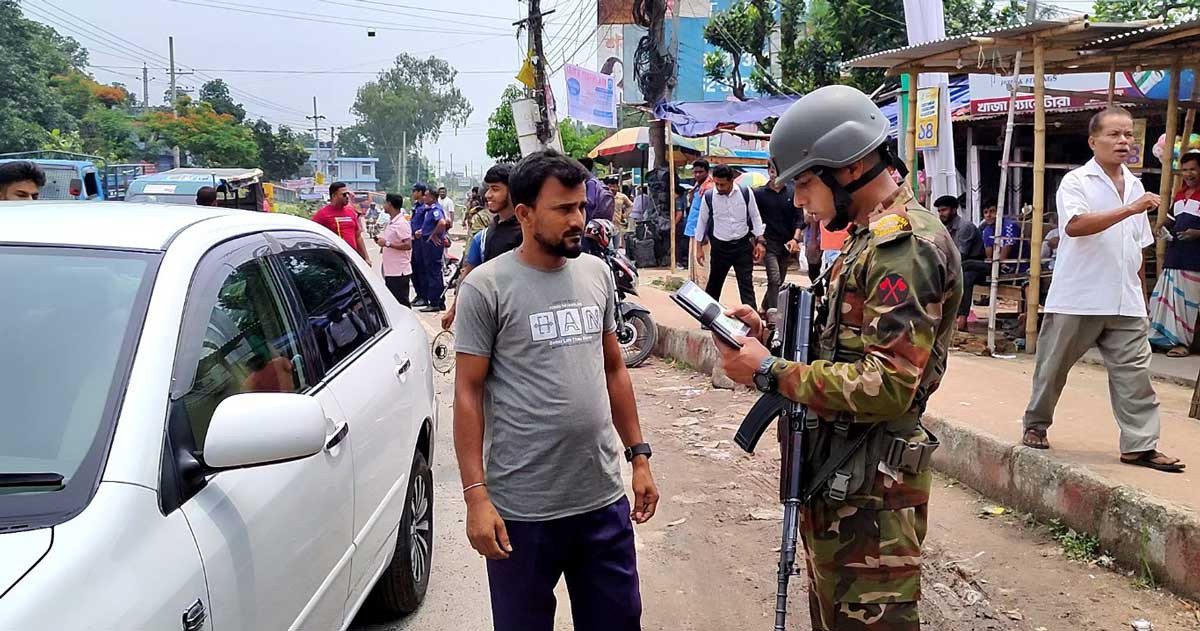 ঠাকুরগাঁওয়ে চেকপোস্ট বসিয়ে সেনাবাহিনীর তল্লাশি