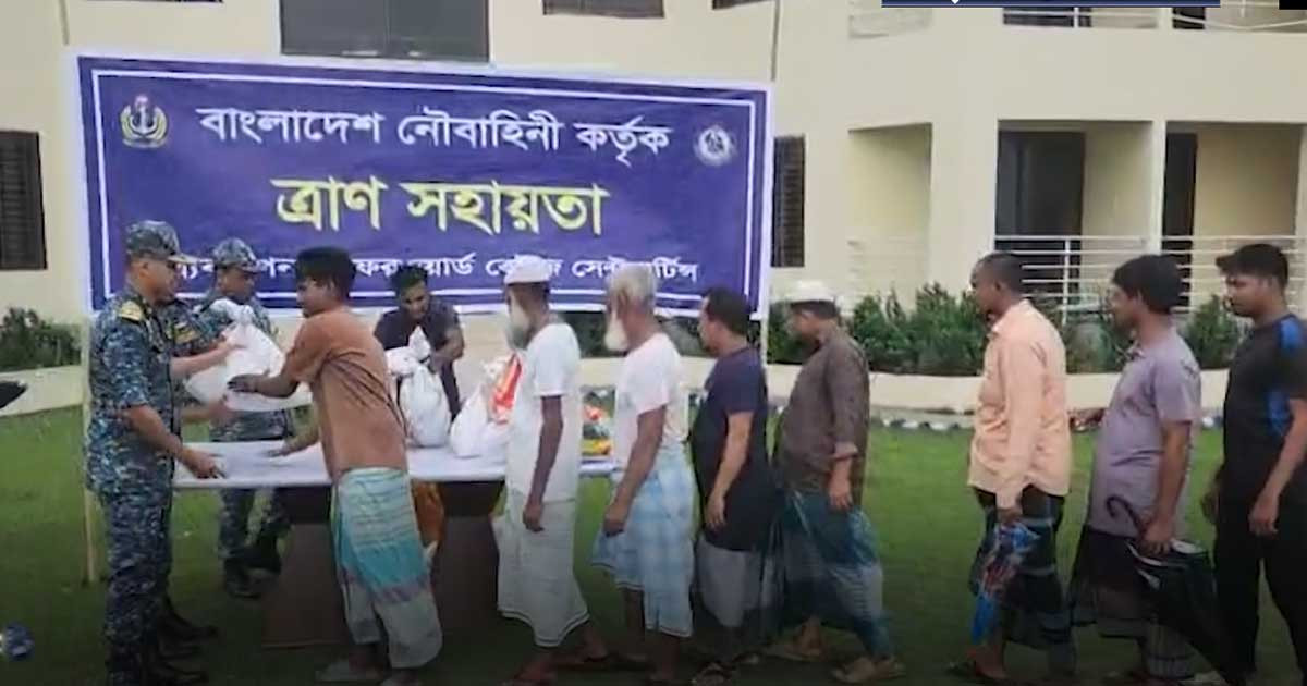 সেন্টমার্টিনে ত্রাণ ও চিকিৎসা সহায়তা পৌঁছে দিচ্ছে বাংলাদেশ নৌবাহিনী