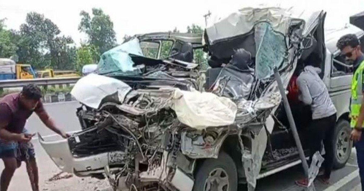 দাঁড়িয়ে থাকা ট্রাকের পেছনে মাইক্রোবাসের ধাক্কা, নিহত ৩