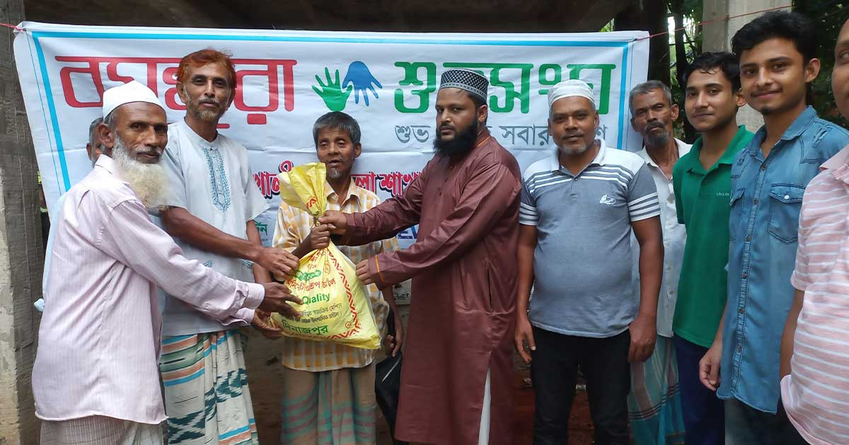 বৃষ্টিতে আটকে পড়া ক্ষুধার্ত শমসুর পাশে বসুন্ধরা শুভসংঘ
