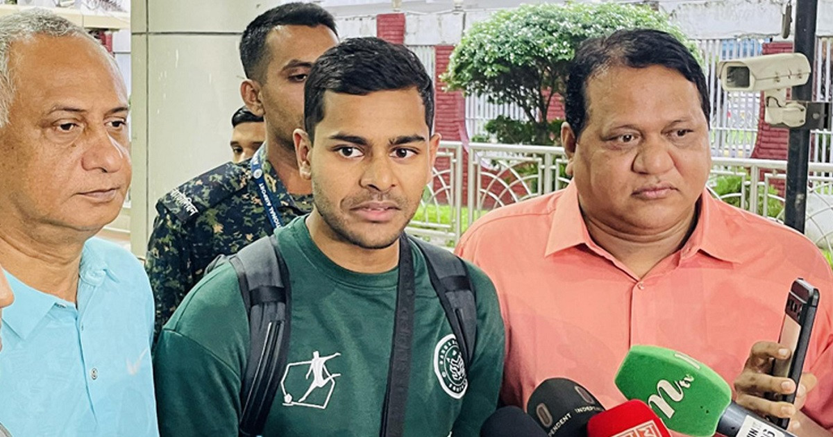 সাতসকালে ঢাকায় পা রাখলেন সামিত