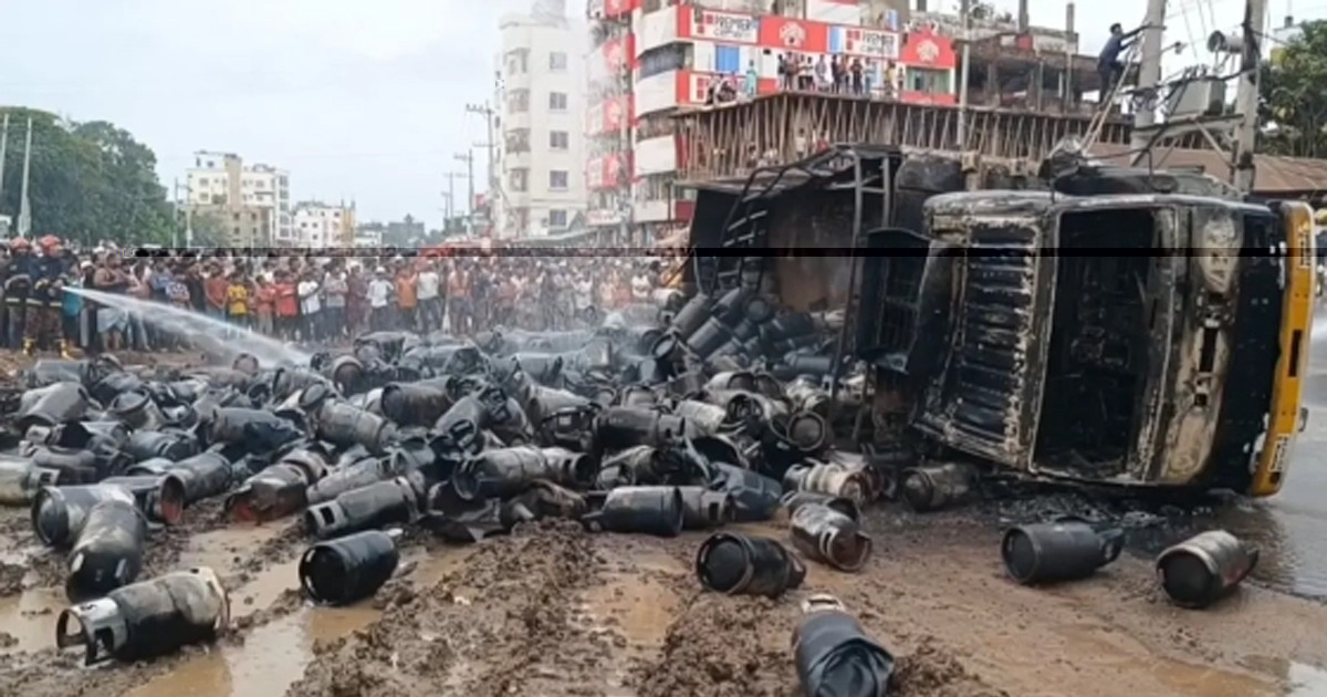 কুমিল্লা-সিলেট মহাসড়কে গ্যাস সিলিন্ডারের ট্রাক উল্টে ভয়াবহ অগ্নিকাণ্ড