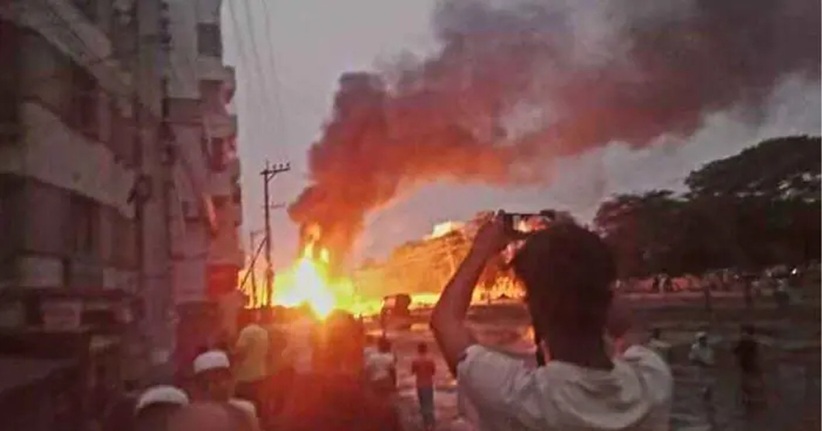 কুমিল্লা-সিলেট মহাসড়কে গ্যাস সিলিন্ডারের ট্রাক উল্টে ভয়াবহ অগ্নিকাণ্ড