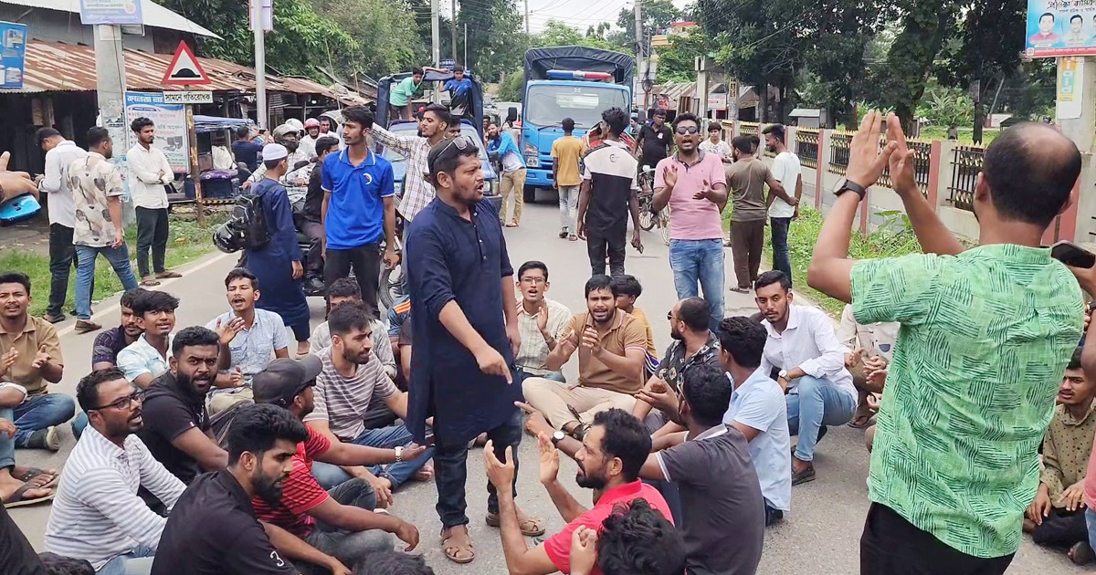 ছাত্রদলের কমিটি বাতিলের দাবিতে টায়ার জ্বালিয়ে সড়ক অবরোধ