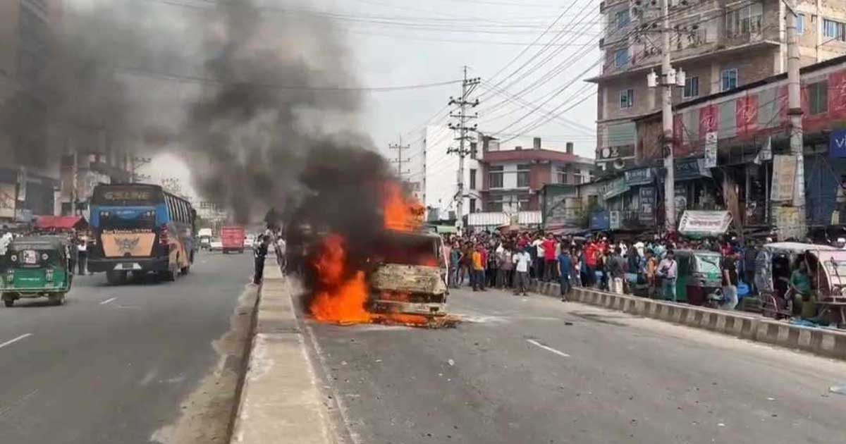 মহাসড়কে চলন্ত ট্রাকে দাউ দাউ করে আগুন