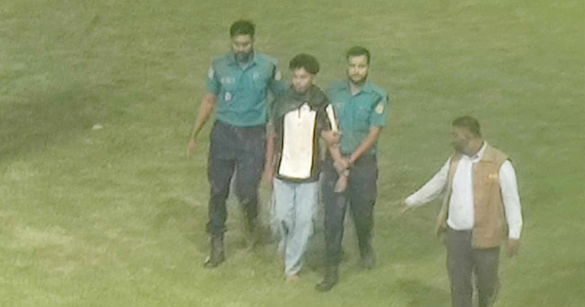 ছবি তুলতে মাঠে ঢুকে পড়লেন হামজার ভক্ত
