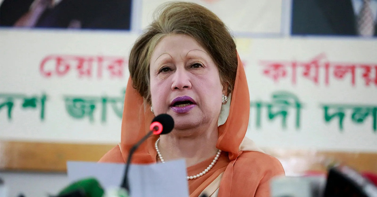 বেগম খালেদা জিয়াকে গুলশানের বাড়ির কাগজ বুঝিয়ে দিলেন গণপূর্ত উপদেষ্টা