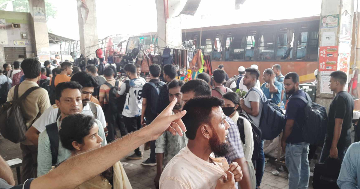 রাজধানীর রাস্তায় ঘরমুখো মানুষের উপচে পড়া ভিড়