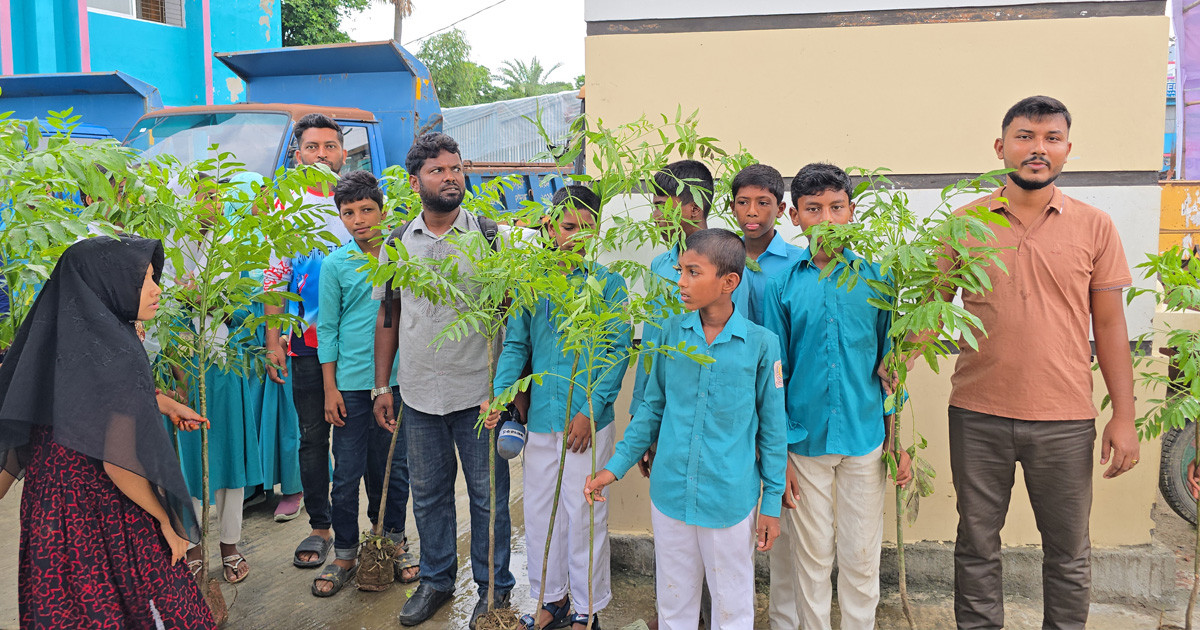 কুয়াকাটায় ‘প্লাস্টিকের বিনিময়ে ফলজ গাছ’— কর্মসূচি পালন বসুন্ধরা শুভসংঘের