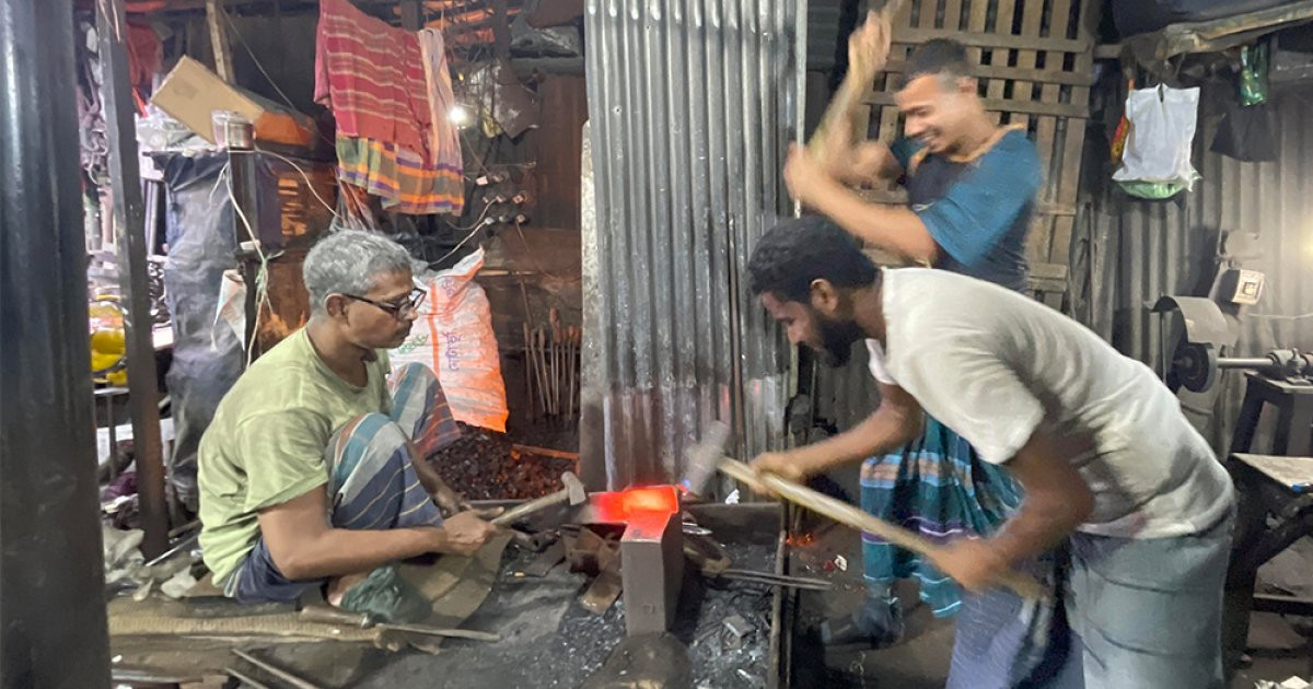 টুং টং শব্দে সরগরম রাজধানীর কামারপাড়া