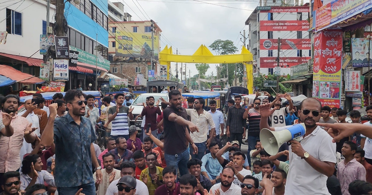 'দেয়ালে পিঠ ঠেকে গেছে, তাই বাধ্য হয়ে সড়ক অবরোধ করছি'