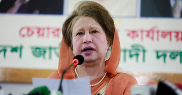 বেগম খালেদা জিয়াকে গুলশানের বাড়ির কাগজ বুঝিয়ে দিলেন গণপূর্ত উপদেষ্টা