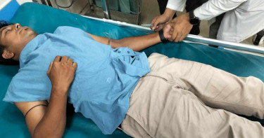 যাত্রী হয়রানির চিত্র তুলে ধরতে গিয়ে মারধরের শিকার কালের কণ্ঠের সাংবাদিক