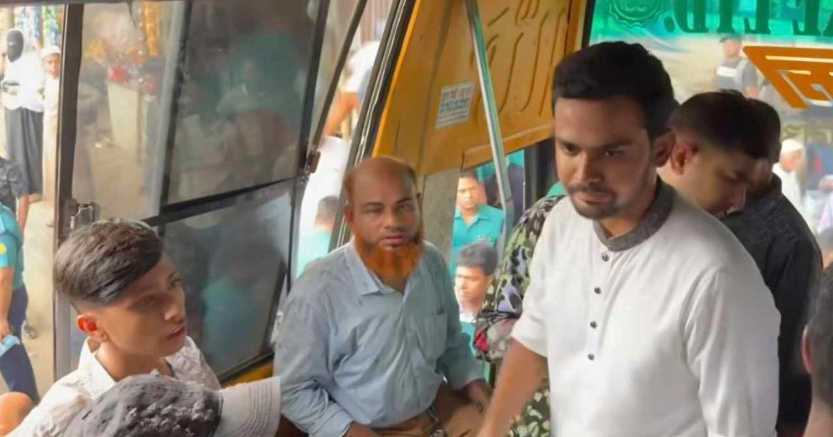 ঈদযাত্রা নির্বিঘ্ন করতে মহাখালী বাস টার্মিনালে উপদেষ্টা আসিফ