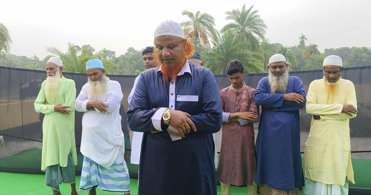 সৌদির সাথে মিল রেখে রাজশাহীর পুঠিয়ায় ঈদের নামাজ আদায়