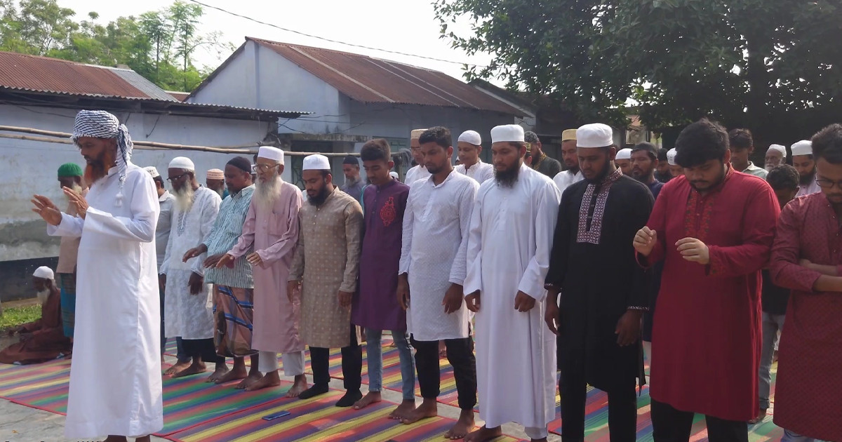 ঝিনাইদহের হরিণাকুন্ডুতে ঈদুল আযহার নামাজ আদায়