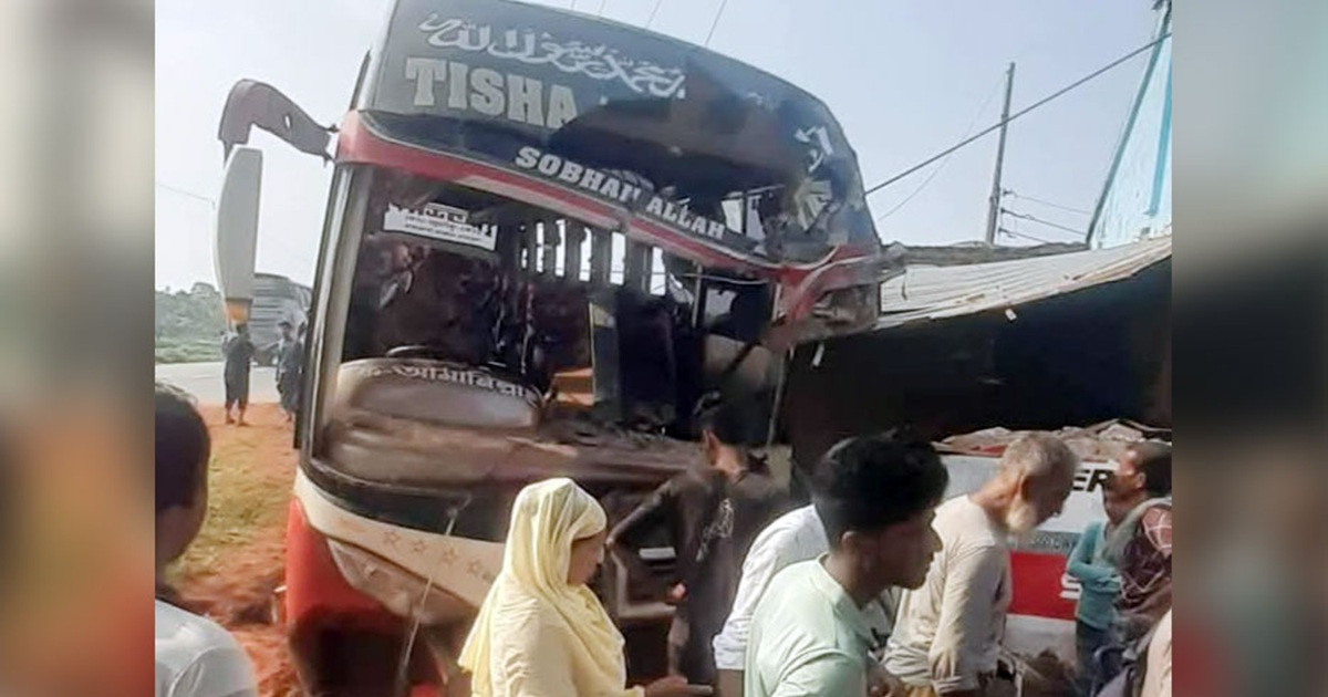 মসজিদে বেপরোয়া বাসের ধাক্কা, বাবা-ছেলে নিহত