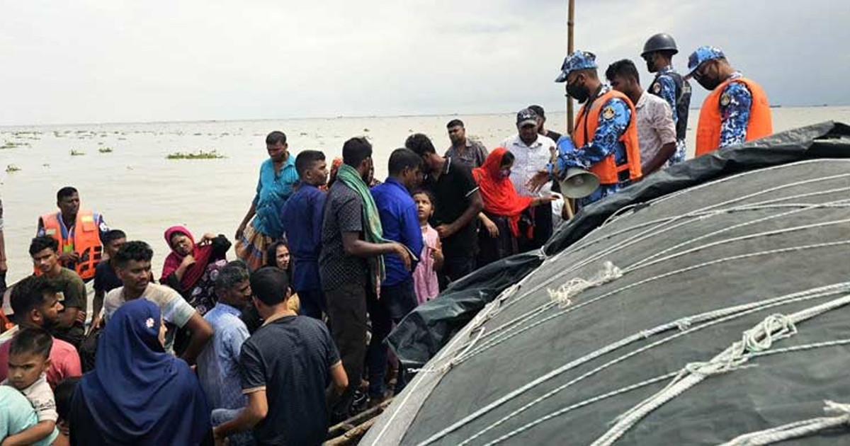 মাঝনদীতে বন্ধ ট্রলারে গন্তব্যহীন ভাসছিলেন ৬২ যাত্রী, অতঃপর...