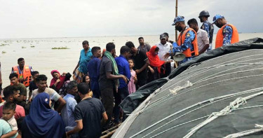মাঝনদীতে বন্ধ ট্রলারে গন্তব্যহীন ভাসছিলেন ৬২ যাত্রী, অতঃপর...
