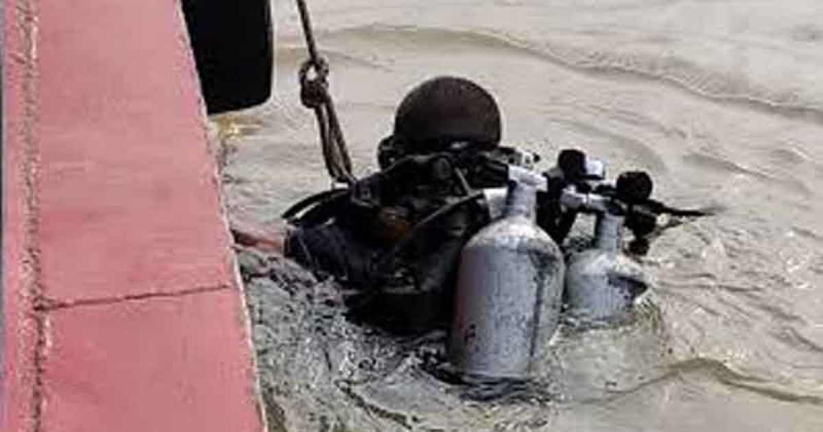 যাত্রীসহ নদীতে পড়ল সিএনজি, চলছে উদ্ধার কাজ