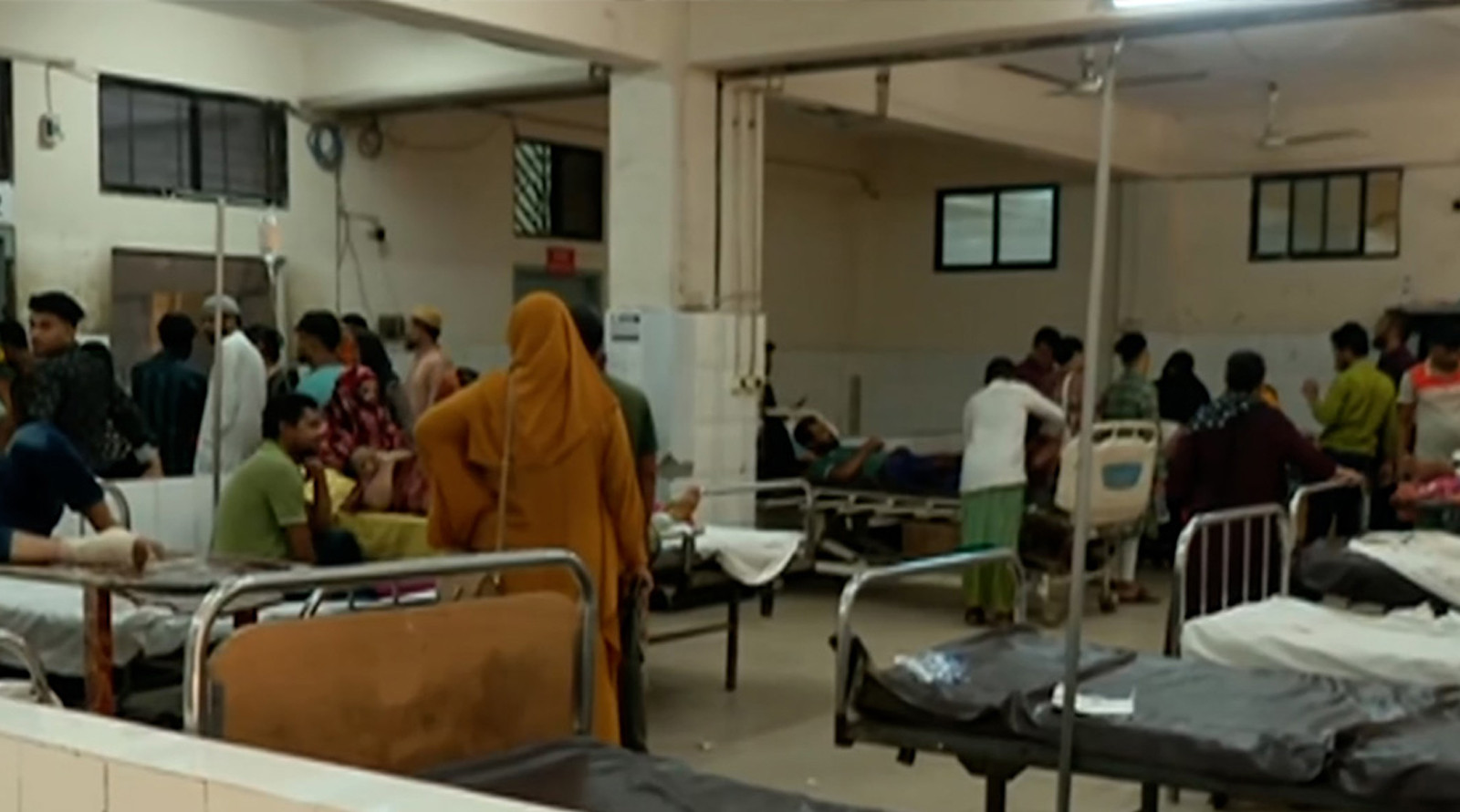 ঈদের দিনে চিকিৎসা নিতে হাসপাতালে ভিড়