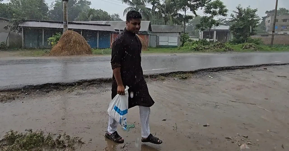 বৃষ্টিতে ভিজেই বাড়ি বাড়ি কোরবানির গোস্ত নিয়ে হাজির হাসনাত