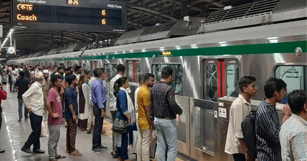 চলছে মেট্রোরেল, তবে মানতে হচ্ছে নির্দেশনা