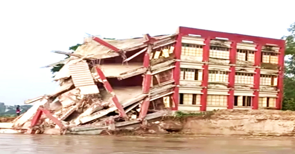 যমুনায় তলিয়ে গেলো তিনতলা স্কুল