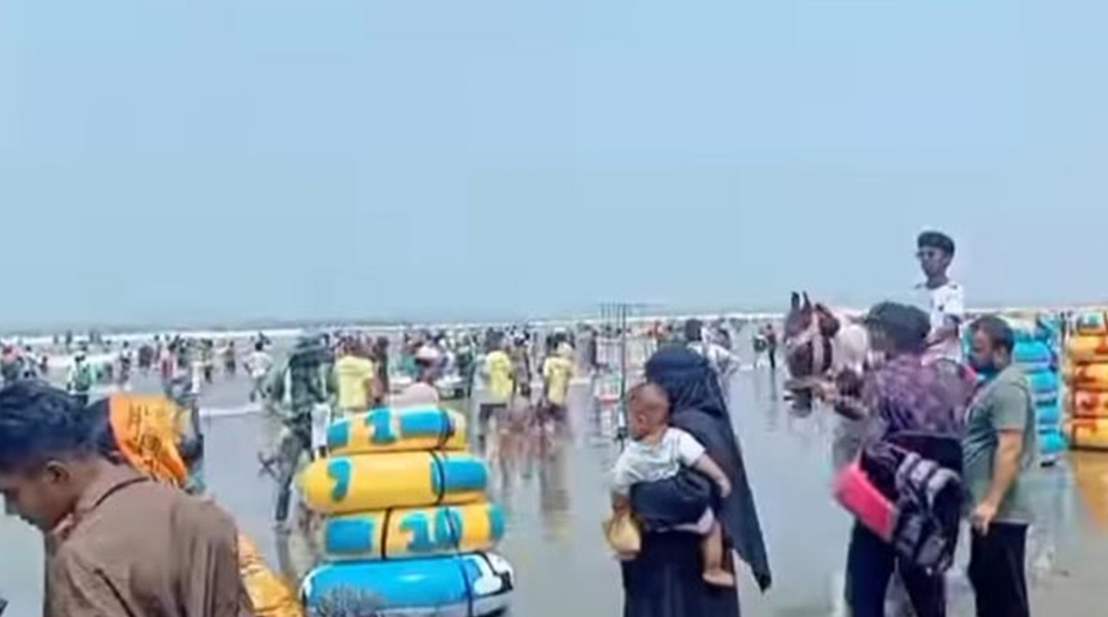 কক্সবাজার সৈকতে পর্যটক-দর্শনার্থীদের ভিড়