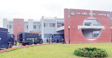 বাড়ির রান্না খাবার দেওয়া হচ্ছে বন্দিদের