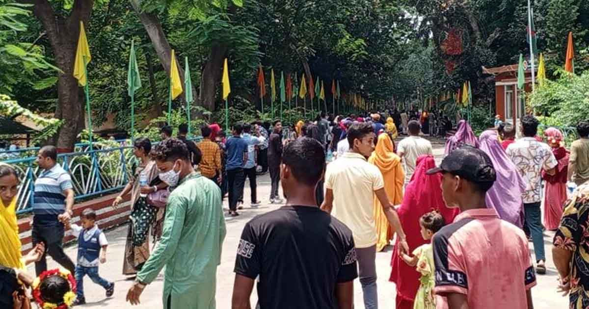 ঈদের তৃতীয় দিনে দর্শনার্থীদের পদচারণায় মুখরিত জাতীয় চিড়িয়াখানা