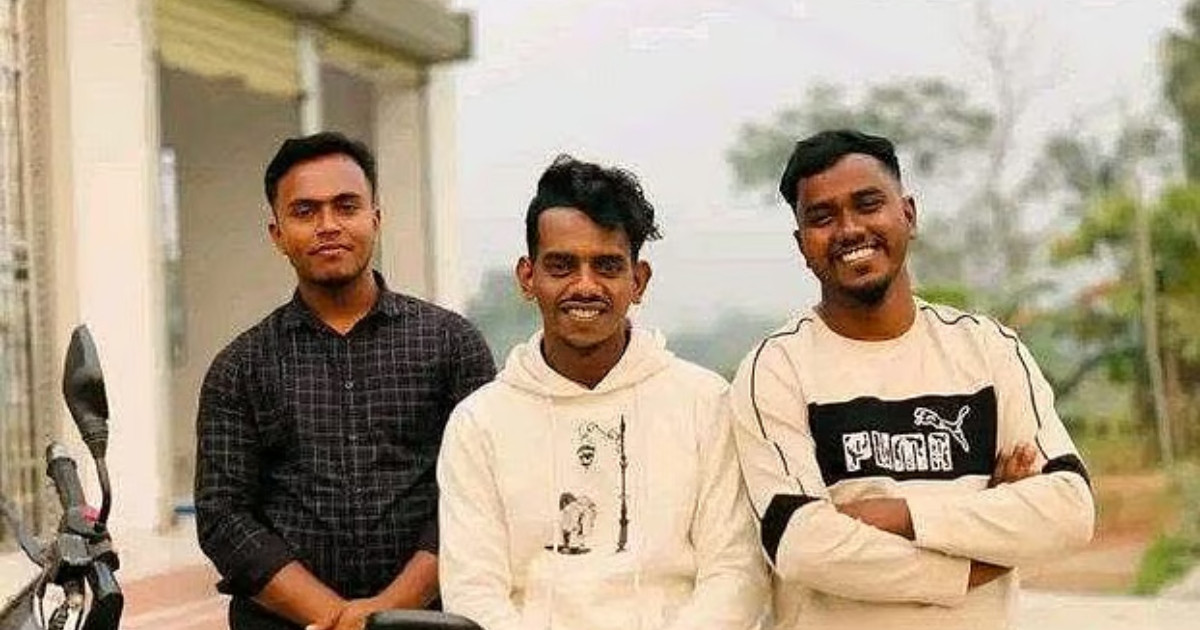 মোটরসাইকেলকে চাপা দিয়ে দ্রুত চলে যায় বাস, নিহত ৩ বন্ধু