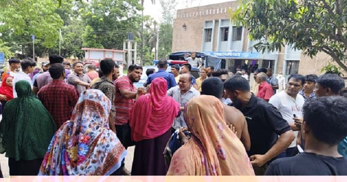 নারীর চুল কেটে নির্যাতন: আসামি ছিনিয়ে নিতে থানা ঘেরাও গ্রামবাসীর
