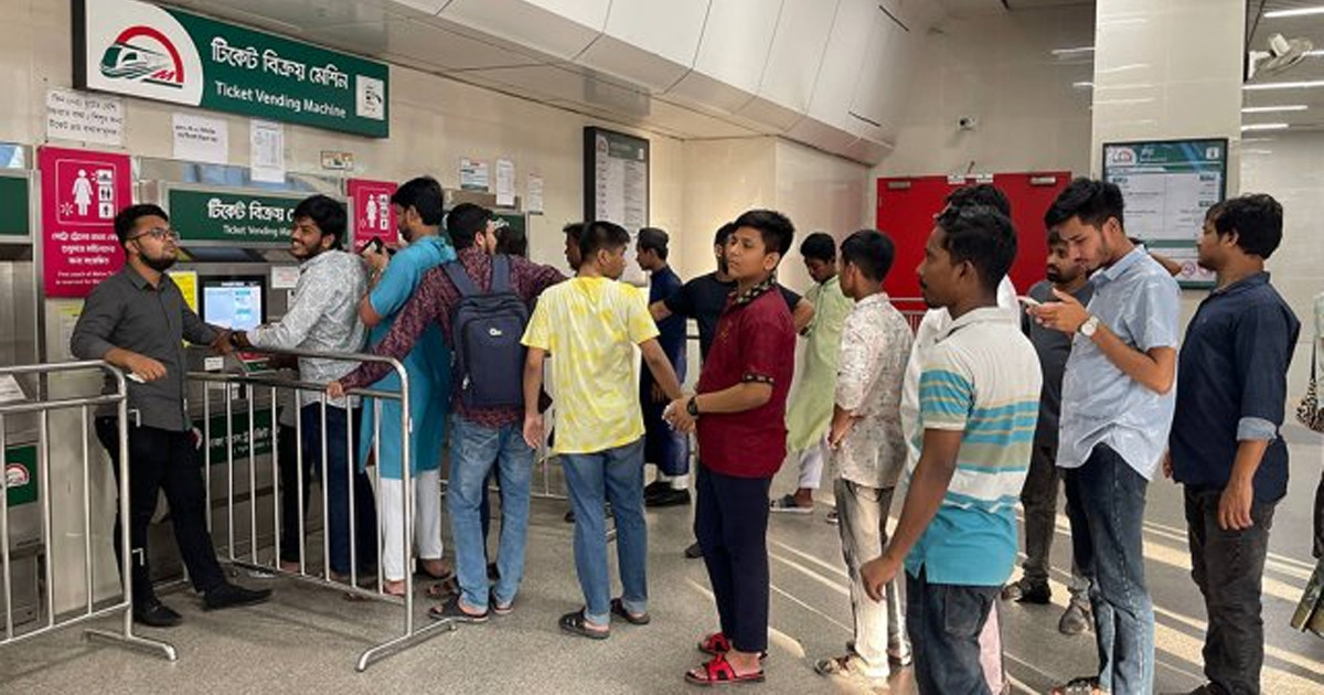 উপেক্ষিত স্বাস্থ্যবিধি, নির্দেশনার পরও মেট্রোরেলে মাস্কবিহীন যাত্রীদের ভিড়