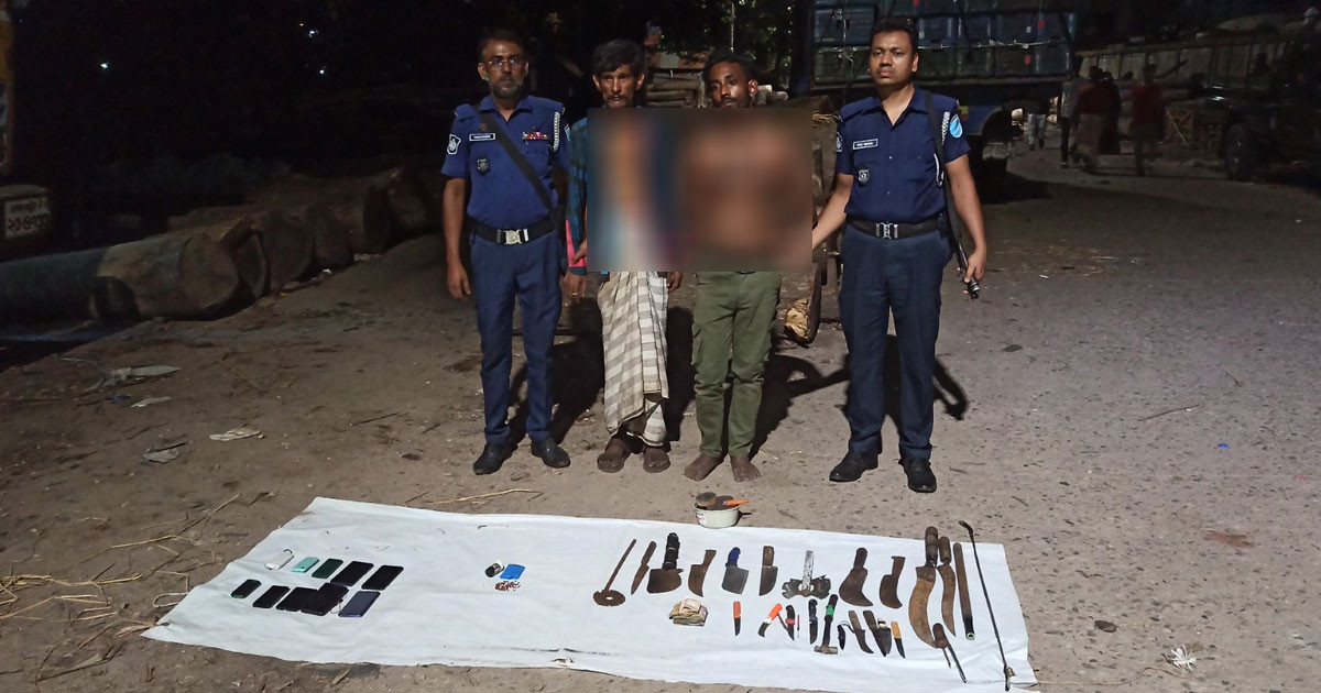 নারায়ণগঞ্জে যৌথবাহিনীর অভিযানে ধারালো অস্ত্র ও মাদকসহ আটক ২