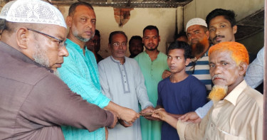 ফেনীতে অগ্নিকাণ্ডে ক্ষতিগ্রস্ত পরিবারের পাশে বিএনপি নেতা