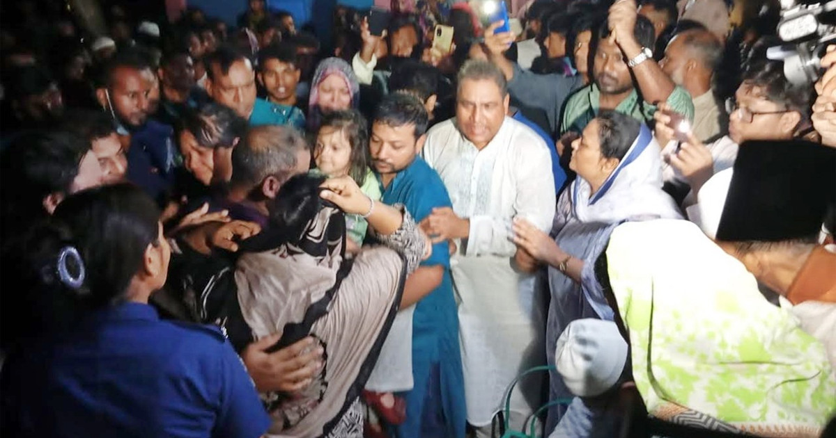 প্যারোলে মুক্তি পেয়ে মাকে শেষ বিদায় জানালেন ফারজানা রুপা