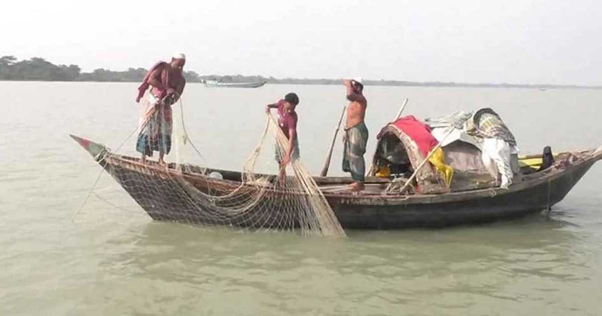নিষেধাজ্ঞা শেষ, জাল নিয়ে সমুদ্রে জেলেরা