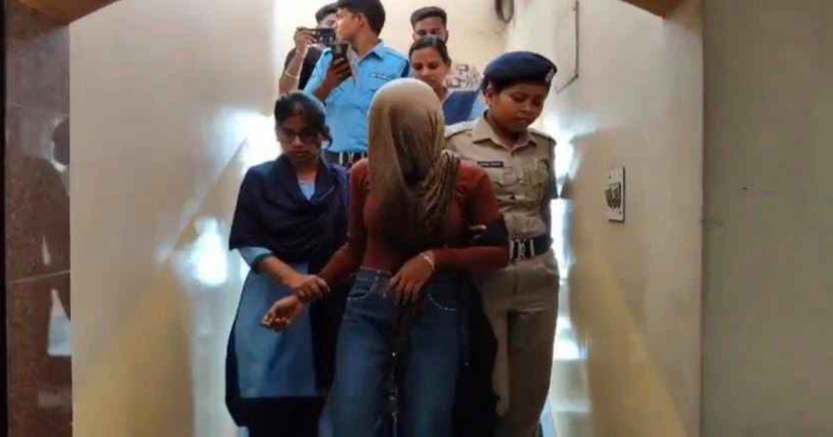 হোটেলে পরপুরুষের সঙ্গে স্ত্রীকে হাতেনাতে ধরলেন স্বামী, পালাতে গিয়ে...
