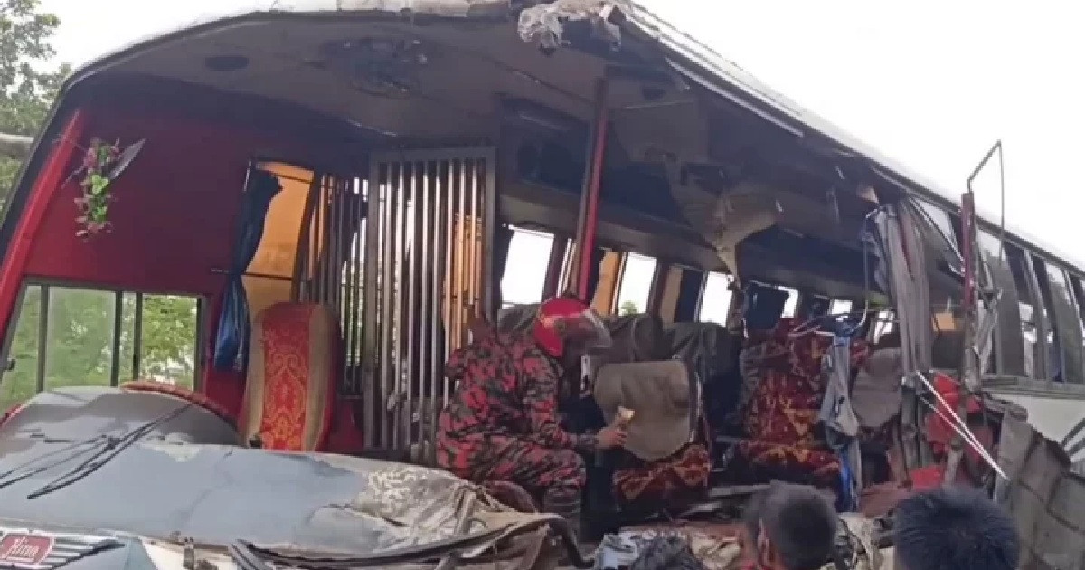 সাতসকালে বাস-ট্রাক সংঘর্ষে ৫ প্রাণহানি