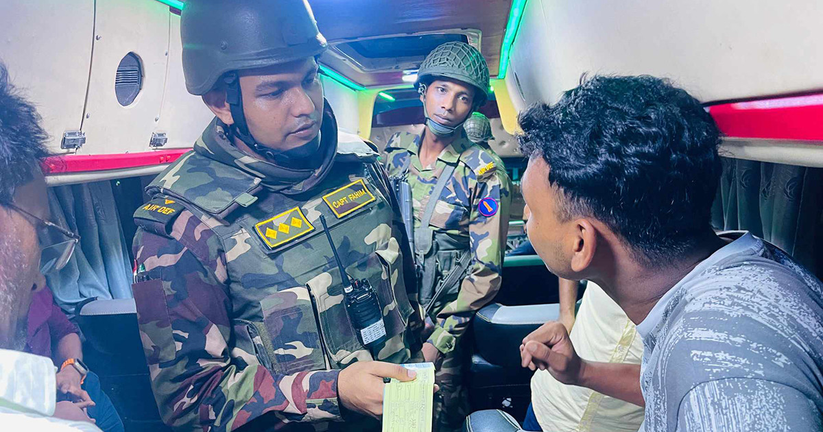 অতিরিক্ত ভাড়া আদায়: যাত্রীদের ফিরিয়ে দেওয়া হলো ৯৬,৩০০ টাকা