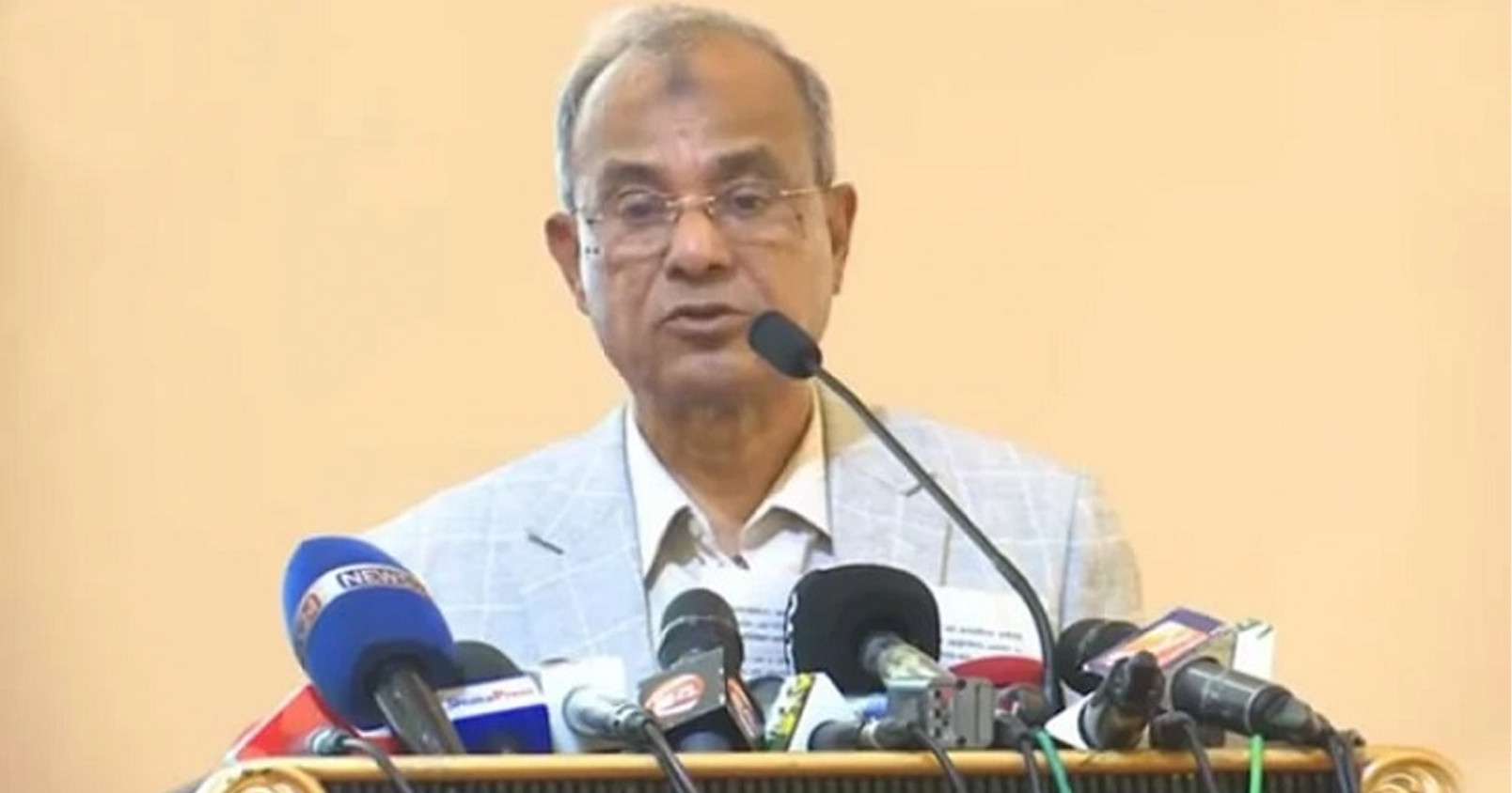 মানবিক পুলিশবাহিনী চায় সরকার: স্বরাষ্ট্র উপদেষ্টা