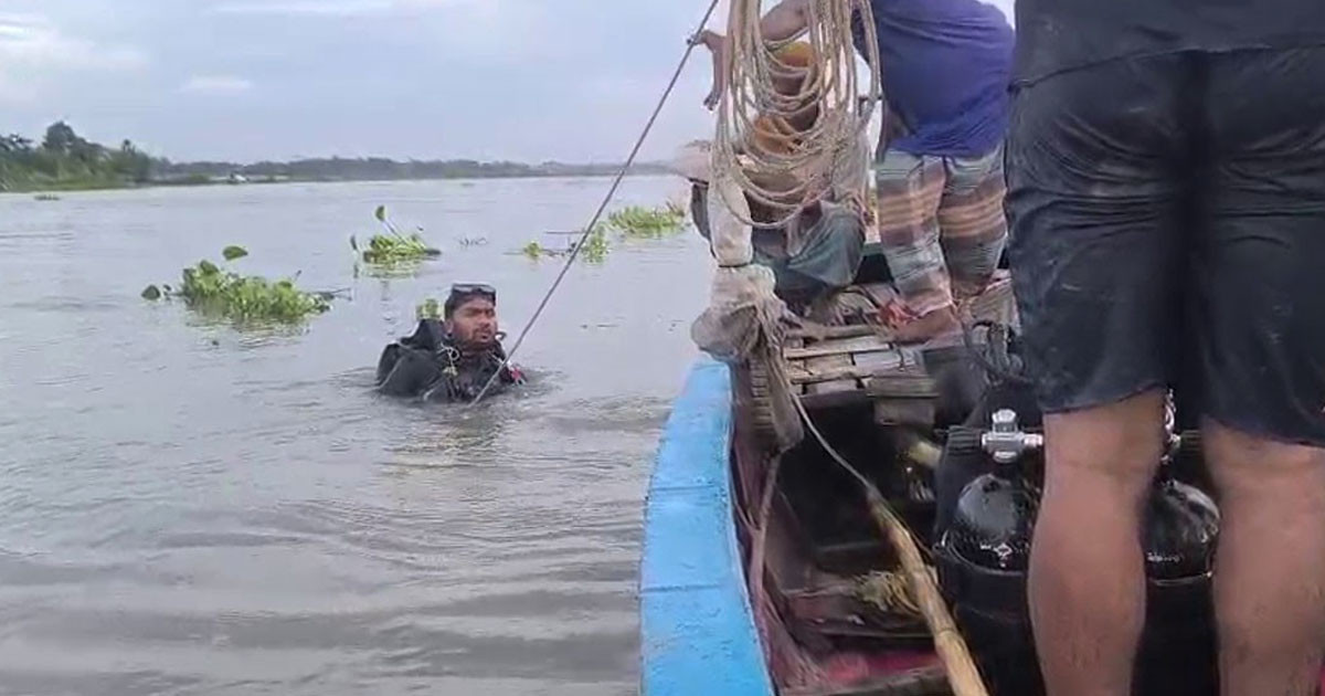 ছেলেকে নিয়ে তীরে উঠতে পারলেও স্রোতের তোড়ে ভেসে গেল মেয়ে