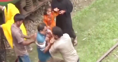 গাইবান্ধায় স্টেশন মাস্টারকে মারধর