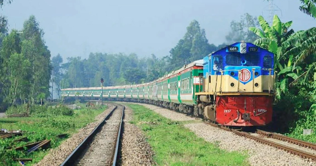 ট্রেনের ছাদ থেকে পড়ে প্রাণ গেলো তরুণের