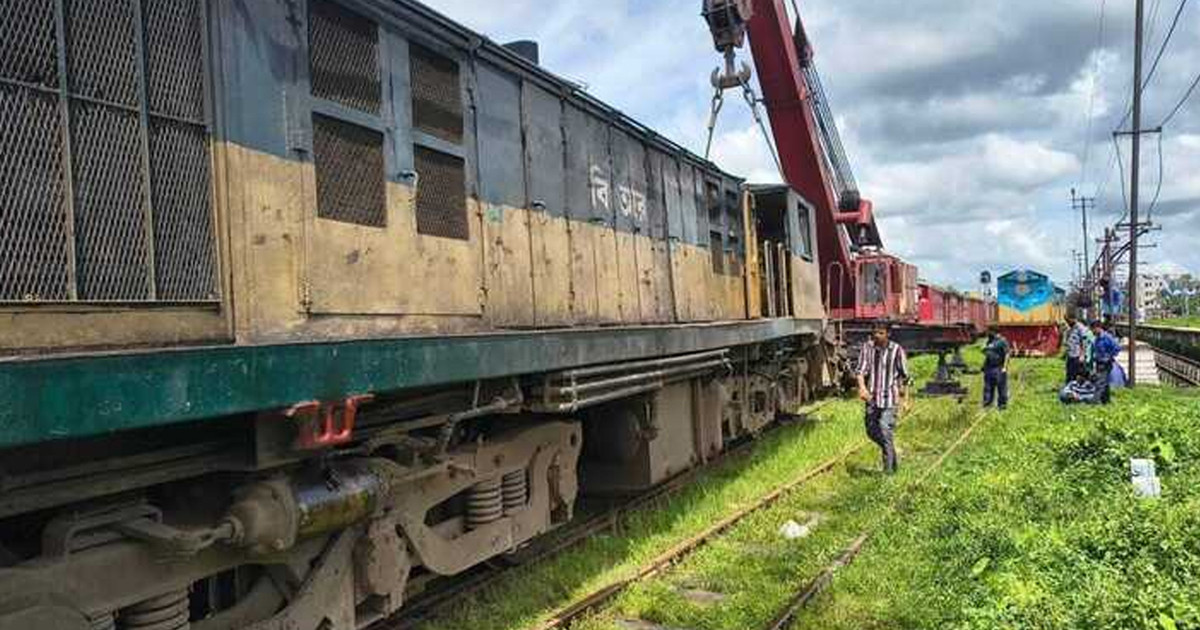 ময়মনসিংহে লাইনচ্যুত হওয়া ট্রেনের ইঞ্জিন ৫ ঘণ্টা পর উদ্ধার